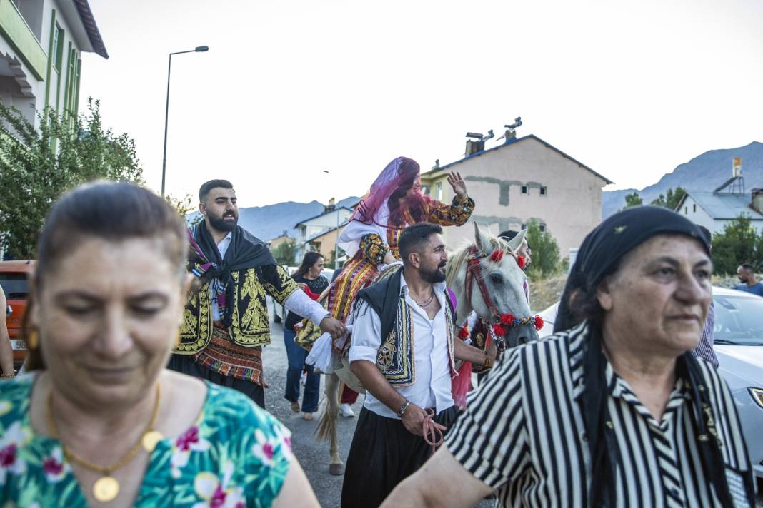 Almanya'dan gelin geldi: Tunceli düğününde tek tek hepsini yerine getirdi 7